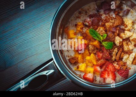 Leckeres Haferbrei mit Obst und Nüssen, gesunder organischer Ernährung, leckeren vegetarischen Speisen, Superfood, Detox und Ernährung, regionalen Zutaten der Saison Stockfoto