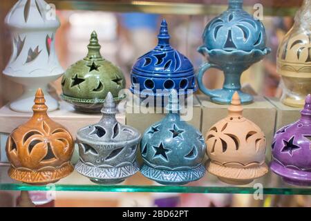 "Altstadt, Muscat/Oman - 02.04.2018: Mutrah Souq Market in Old Town Muscat verkauft bunte Porzellan Weihrauchbrenner-Souvenirs." Stockfoto