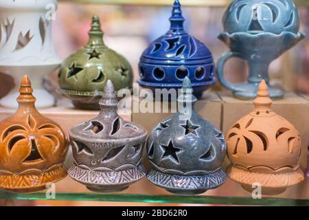 "Altstadt, Muscat/Oman - 02.04.2018: Mutrah Souq Market in Old Town Muscat verkauft bunte Porzellan Weihrauchbrenner-Souvenirs." Stockfoto