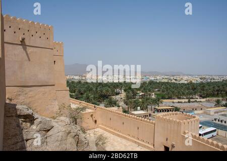 Dieser omanische Blick auf die Festung liegt in den Bergen und bietet einen fantastischen Blick über die Ebenen, um ahnungslose Besucher zu sehen. Stockfoto