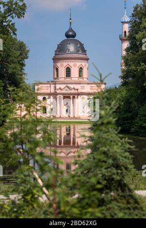 Die Schwetzinger Moschee hat über ihren See in den Gärten des Schlosses Schwetzingen, Schwetzingen, gesehen. Stockfoto