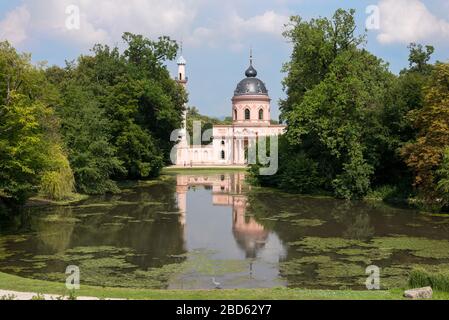 Die Schwetzinger Moschee hat über ihren See in den Gärten des Schlosses Schwetzingen, Schwetzingen, gesehen. Stockfoto