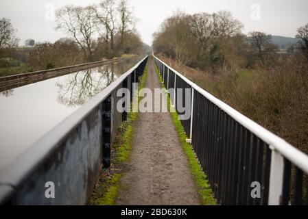 Der Schleppweg/Fußweg entlang des Edstone Aquädukts, dem längsten Aquädukt Englands auf dem Stratford upon Avon Kanal. Stockfoto