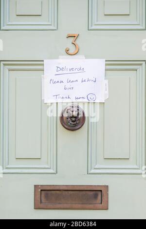 London, Großbritannien. April 2020. Schilder an den Türen sagen, dass sie Pakete nicht direkt liefern - der "Lockdown" geht für den Ausbruch des Coronavirus (Covid 19) in London weiter. Credit: Guy Bell/Alamy Live News Stockfoto