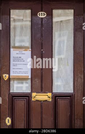 London, Großbritannien. April 2020. Schilder an den Türen sagen, dass sie Pakete nicht direkt liefern - der "Lockdown" geht für den Ausbruch des Coronavirus (Covid 19) in London weiter. Credit: Guy Bell/Alamy Live News Stockfoto