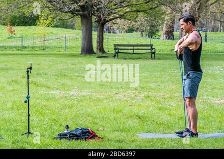 London, Großbritannien. April 2020. Ein Trainer zeichnet ein Übungsvideo zu Clapham Common auf - der "Lockdown" geht für den Coronavirus (Covid 19)-Ausbruch in London weiter. Credit: Guy Bell/Alamy Live News Stockfoto