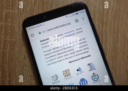 Wikimedia-Website (www.wikimedia.org) auf dem Smartphone angezeigt Stockfoto