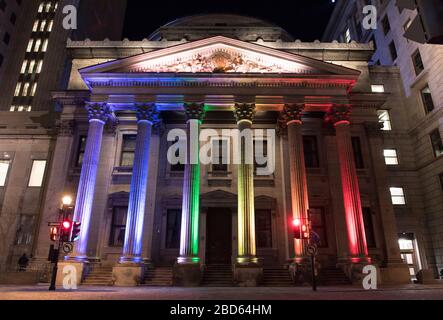 Montreal, Kanada. April 2020. Das in Regenbogenfarben beleuchtete Gebäude ist im alten Hafen von Montreal, Quebec, Kanada, Montag, 6. April 2020 zu sehen, da Coronavirus COVID-19-Fälle in Kanada und auf der ganzen Welt aufsteigen. Kredit: Graham Hughes/Alamy Live News Stockfoto