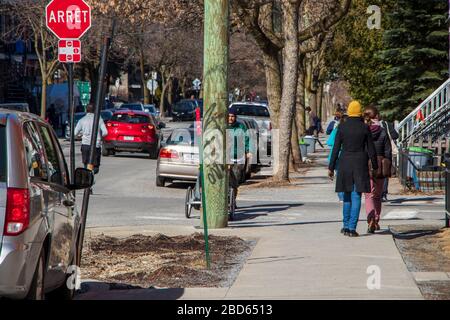 April 2020 - Montreal, QC, Kanada: Passanten auf der Bürgerstraße, die 2 Meter (6 Fuß) soziale Distanzierung während der Coronavirus (COVID-19)-Pandemie respektieren Stockfoto