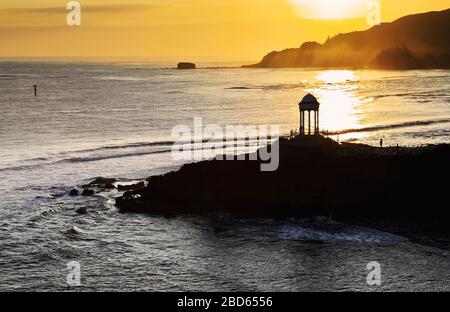 Silhouette des Gazebo an einer Meeresküste bei Sonnenaufgang Stockfoto