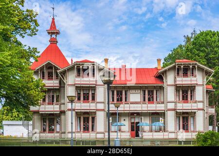 Malerisches altes Haus in einem Park Stockfoto