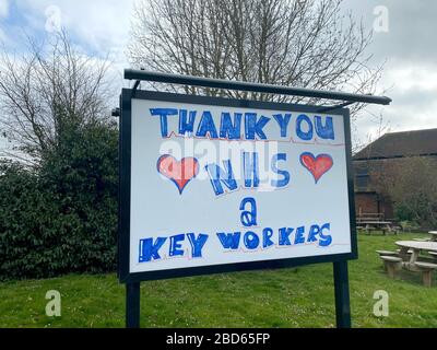 LONDON, Großbritannien - 4. April 2020: Ich danke Ihnen, dass NHS Healthcare eine handgezeichnete Botschaft hat Stockfoto