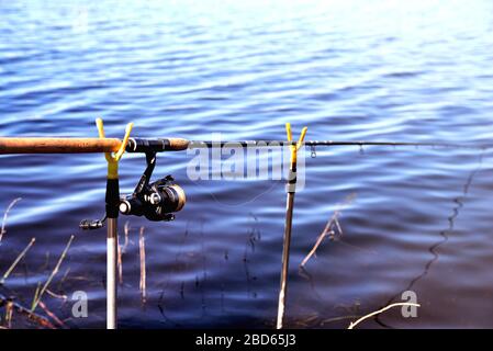 Angelrute auf steht vor dem Hintergrund von Wasser, Nahaufnahme, Toning Stockfoto