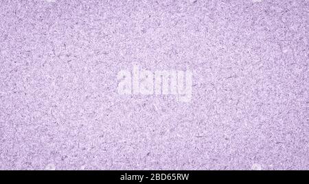 Textur von leichtem lilafarbenem, rauem Papier mit Fasern. Umweltverwertetes Kraftpapier. Hintergrund aus Pappe. Stockfoto