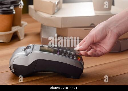 Mann, der für Pizza und Kaffee bezahlt Stockfoto