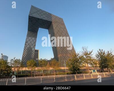 Der CCTV-Turm von Peking, China. CCTV-Hauptquartier während des blauen Tages in Peking ist das CCTV-Gebäude eine Schleife aus sechs horizontalen und vertikalen Abschnitten mit einer Gesamtfläche von 473,000 qm. 4. April 2020 Stockfoto