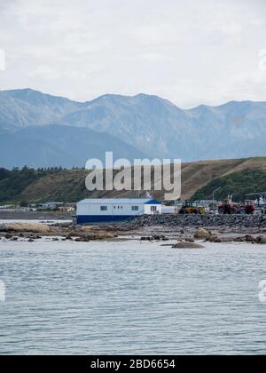 Fischschuppen und Gebäude an der Küste nahe Kaikoura Neuseeland Stockfoto