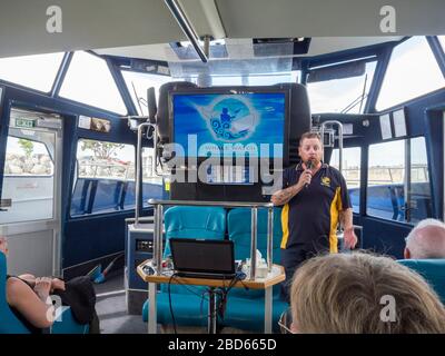 Ein Reiseleiter auf dem Walbeobachtungsboot aoraki spricht mit Touristen auf der wahle-uhr-Reise in kaikoura Neuseeland Stockfoto