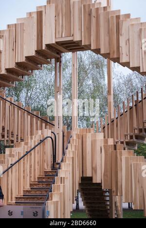 Esher Staircase Endless Stair, Tate Modern Lawn, Bankside, London SE1 9TG von drmm Architects Arup Engineered Timber Cross Laminated Timber Stockfoto