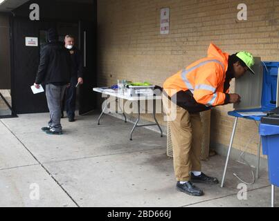 Racine, Wisconsin, USA. April 2020. Die Primär- und Staatswahl für das Präsidentenamt in Wisconsin findet am Dienstag, den 7. April 2020 nach einem Tag des rechtlichen Feillings statt. Die Stadt Racine, Wisconsin, hatte nur kurbige Wählerregistrierung und -Abstimmung zur Verfügung. Credit: Mark Hertzberg/ZUMA Wire/Alamy Live News Stockfoto