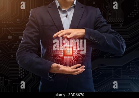 Computertechnologien. Collage mit dem Geschäftsmann, der den glänzenden Mikroprozessor über dem Hintergrund des elektrischen Stromkreises hält Stockfoto