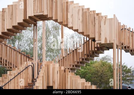 Esher Staircase Endless Stair, Tate Modern Lawn, Bankside, London SE1 9TG von drmm Architects Arup Engineered Timber Cross Laminated Timber Stockfoto