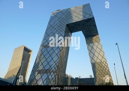 Der CCTV-Turm von Peking, China. CCTV-Hauptquartier während des blauen Tages in Peking ist das CCTV-Gebäude eine Schleife aus sechs horizontalen und vertikalen Abschnitten mit einer Gesamtfläche von 473,000 qm. 4. April 2020 Stockfoto