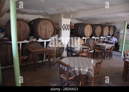 Eine historische Taverne in einem alten Herrenhaus in Athen, Griechenland, aus dem Jahr 1875. Stockfoto