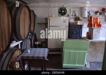 Eine historische Taverne in einem alten Herrenhaus in Athen, Griechenland, aus dem Jahr 1875. Stockfoto