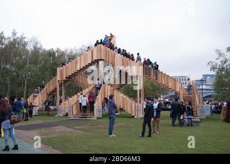 Esher Staircase Endless Stair, Tate Modern Lawn, Bankside, London SE1 9TG von drmm Architects Arup Engineered Timber Cross Laminated Timber Stockfoto