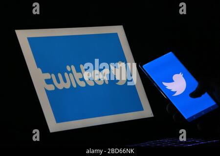 April 2020. Istanbul/Türkei. Person, die ein Mobiltelefon mit Twitter-Logo auf dem Bildschirm hält. Stockfoto
