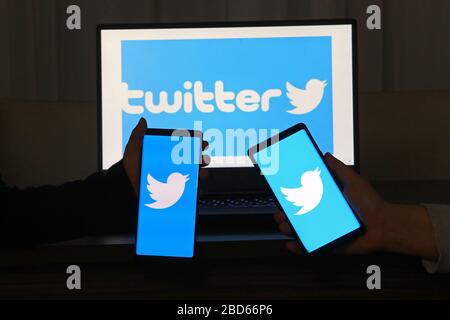 April 2020. Istanbul/Türkei. Person, die ein Mobiltelefon mit Twitter-Logo auf dem Bildschirm hält. Stockfoto