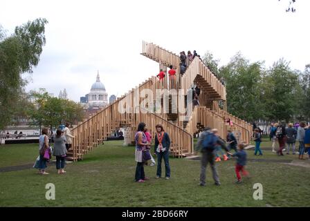 Esher Staircase Endless Stair, Tate Modern Lawn, Bankside, London SE1 9TG von drmm Architects Arup Engineered Timber Cross Laminated Timber Stockfoto