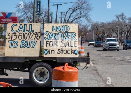 Detroit, Michigan, USA. April 2020. Schilder auf der Rückseite eines Staplers boten Handdesinfektionsmittel zum Verkauf an. Das Produkt ist 80 % Alkohol und wurde aus einer Iowa-Destillerie gewonnen. Es verkaufte sich brutals für 27 Dollar pro Liter. Kredit: Jim West/Alamy Live News Stockfoto