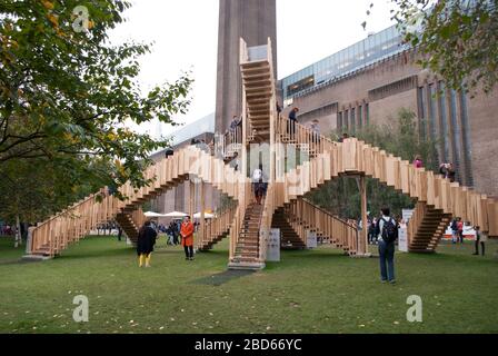 Esher Staircase Endless Stair, Tate Modern Lawn, Bankside, London SE1 9TG von drmm Architects Arup Engineered Timber Cross Laminated Timber Stockfoto