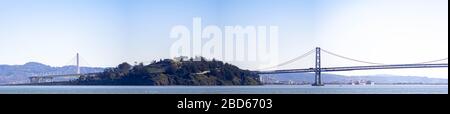 Panoramaaufnahme der San Francisco-Oakland Bay Bridge san Francisco, Kalifornien, USA, 31. März 2020 Stockfoto