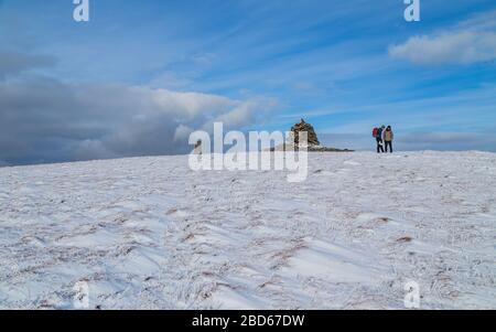 CO KERRY, IRLAND - Februar 4, 2019: die Menschen klettern in den Schnee auf die Brüste von Anu, Co Kerry, Irland Stockfoto