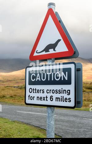 Ein Warnschild für Otter Crossing in der Nähe von Pennyghael auf der Isle of Mull, Schottland, Großbritannien.