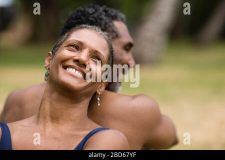 Ein Paar sitzt zurück und lächelt. Stockfoto