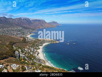 Luftaufnahme von Clifton und Camps Bay, mit Twelve Apostles Mountain Range im Hintergrund Stockfoto