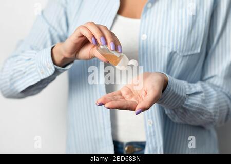 Nicht Erkennbares Mädchen Desinfiziert Hände Mit Desinfektionsmittel Gel Über Weißem Hintergrund Stockfoto