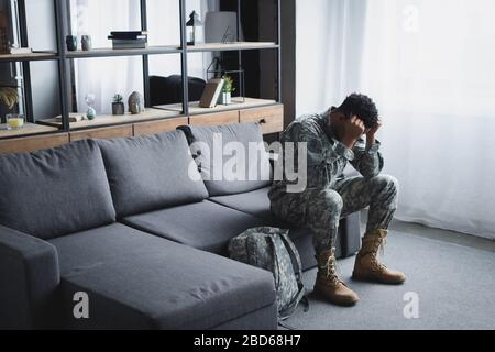 afroamerikanischer Soldat in Militäruniform, der zu Hause an PTSD leidet Stockfoto