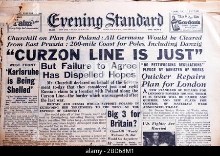 „Curzon Line is Just“ 25 January1945 Evening Standard WW2 1940s Vintage britische Zeitung Schlagzeile in London England Großbritannien Stockfoto