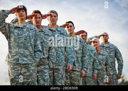Porträt einer Linie von Soldaten der US-Armee, die salutieren. Stockfoto
