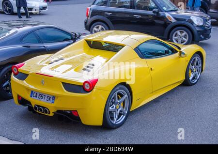 Prestige Cars parkte vor dem Cafe de Paris in Monte Carlo, Monaco. Stockfoto