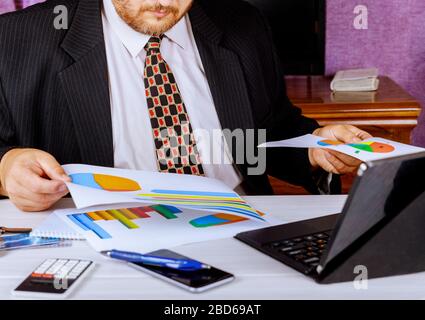 Buchhalterbüro mit Computer, Berechnung des Budgets für die Arbeit am Büroschreibtisch Stockfoto