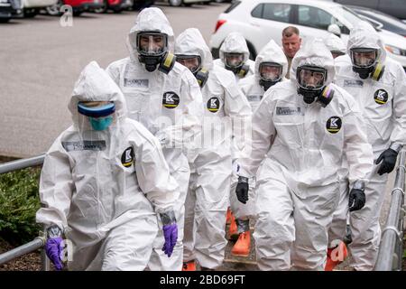 Soldaten der West Virginia Army National Guard kommen an, um medizinisches Personal mit COVID-19 zu unterstützen, Coronavirus, das am Eastbrook Center Pflegeheim am 6. April 2020 in Charleston, West Virginia, getestet wird. Stockfoto