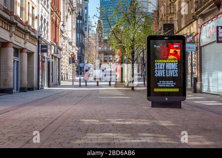 "Day Home Save Lives"-Zeichen, Coronavirus Outbreak, King Street, Manchester City Center, Großbritannien, April 2020. Stockfoto