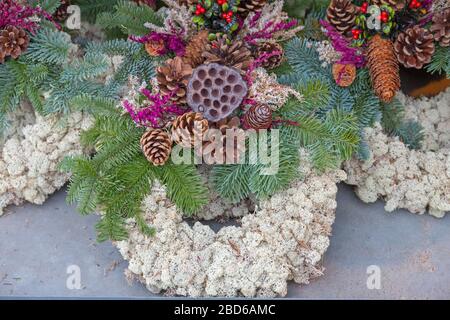 Pinecone und Moos Kranz natürliche Dekoration für den Urlaub Stockfoto