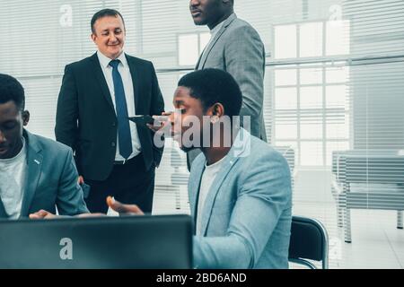 Das multinationale Geschäftsteam arbeitet im Büro. Stockfoto